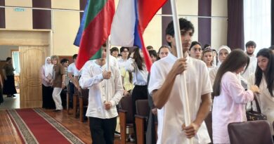 Торжественная линейка поднятия флага Российской Федерации
