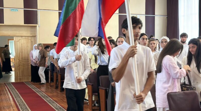 Торжественная линейка поднятия флага Российской Федерации
