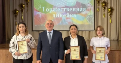 Торжественная линейка поднятия флага России и исполнения гимна Российской Федерации 🇷🇺