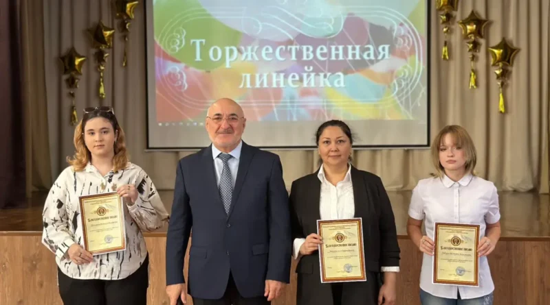 Торжественная линейка поднятия флага России и исполнения гимна Российской Федерации 🇷🇺